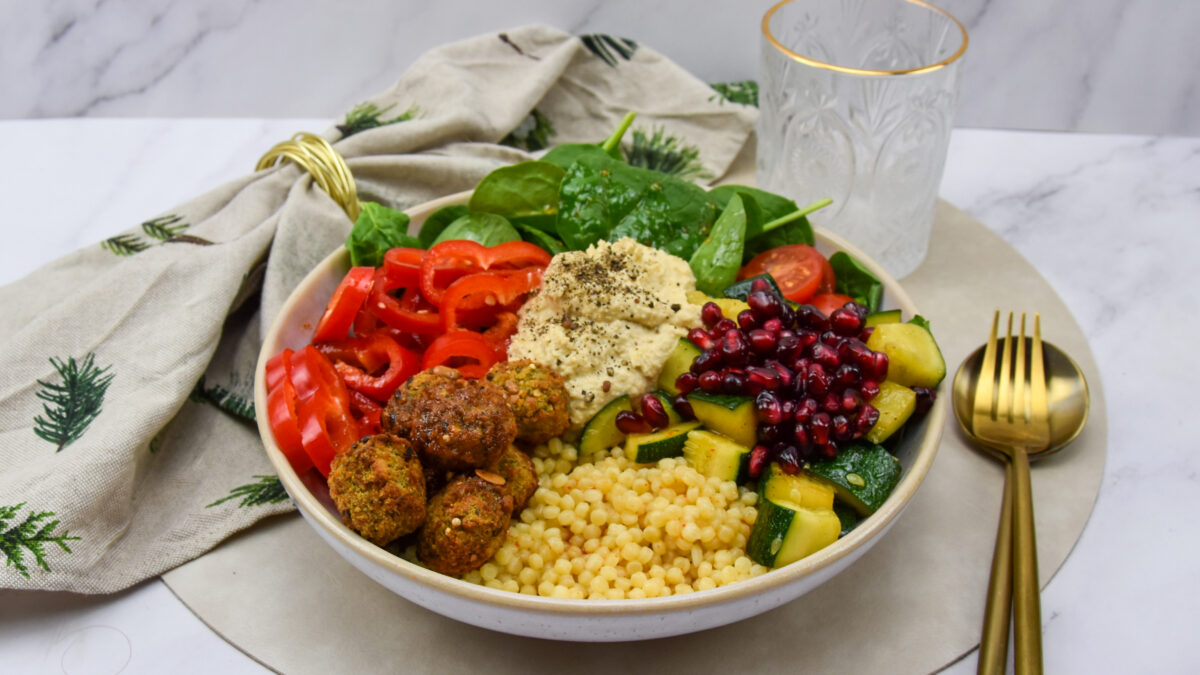 Falafel bowl met parelcouscous en houmous
