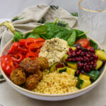 Falafel bowl met parelcouscous en houmous