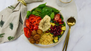 Falafel bowl met parelcouscous en houmous