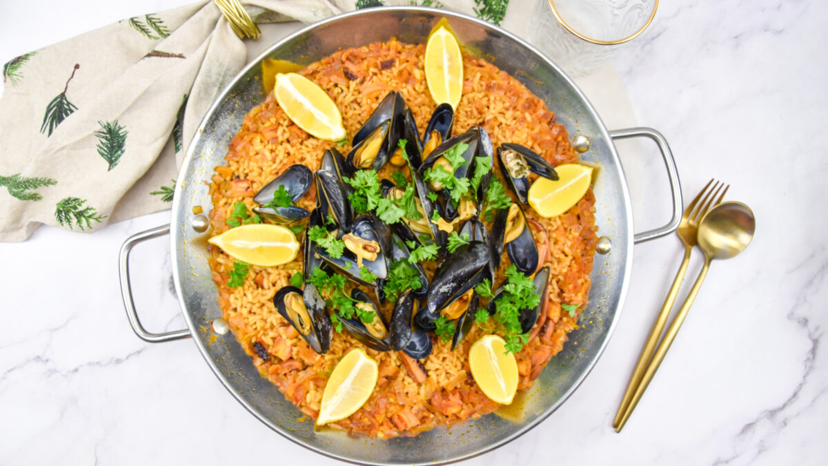 Paella met octopus en mosselen