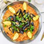 Paella met octopus en mosselen