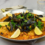 Paella met octopus en mosselen