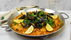 Paella met octopus en mosselen