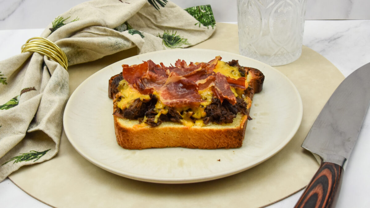 Brioche met stoofvlees, cheddar en iberico ham uit de oven