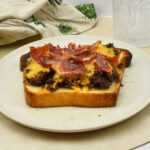 Brioche met stoofvlees, cheddar en iberico ham uit de oven