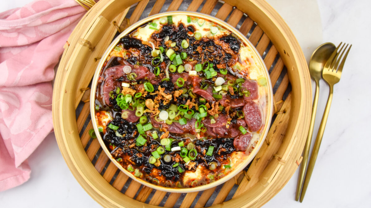 Gestoomde tofu met ei, lap cheong en gefermenteerde bonen in chiliolie