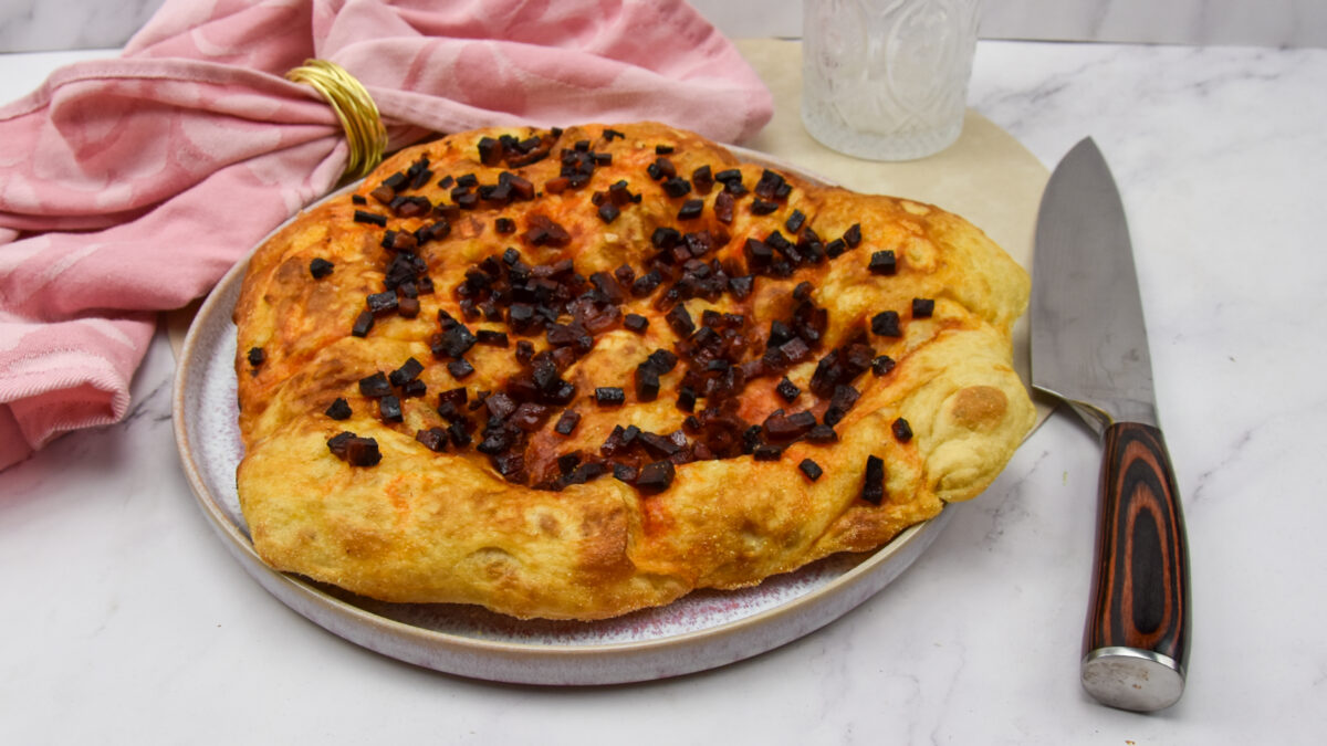 Focaccia met chorizo
