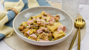 Pasta met salsicce, mortadella en pistache