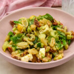 Pastasalade met zalm, feta en olijven