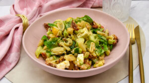 Pastasalade met zalm, feta en olijven