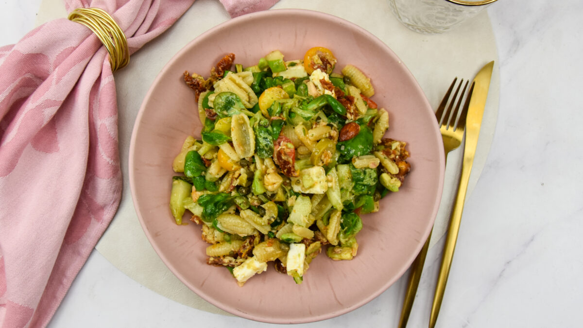 Pastasalade met zalm, feta en olijven