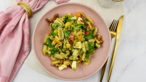 Pastasalade met zalm, feta en olijven