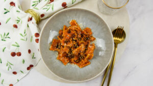 Pasta met romescosaus en Portugees spek