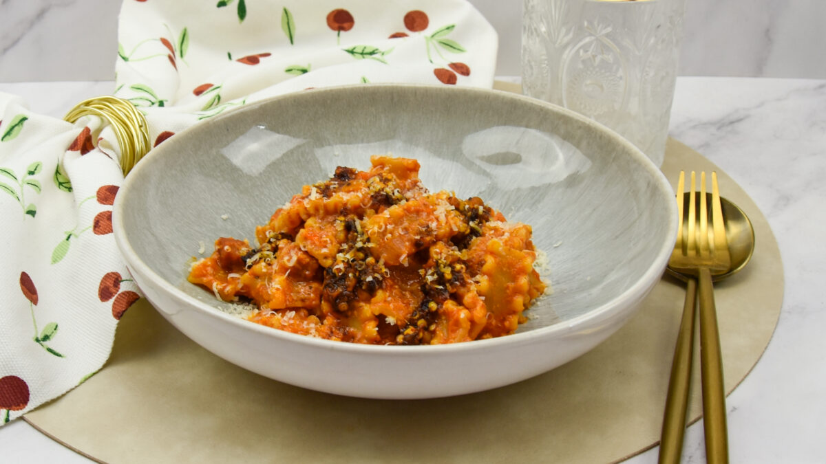 Pasta met romescosaus en Portugees spek
