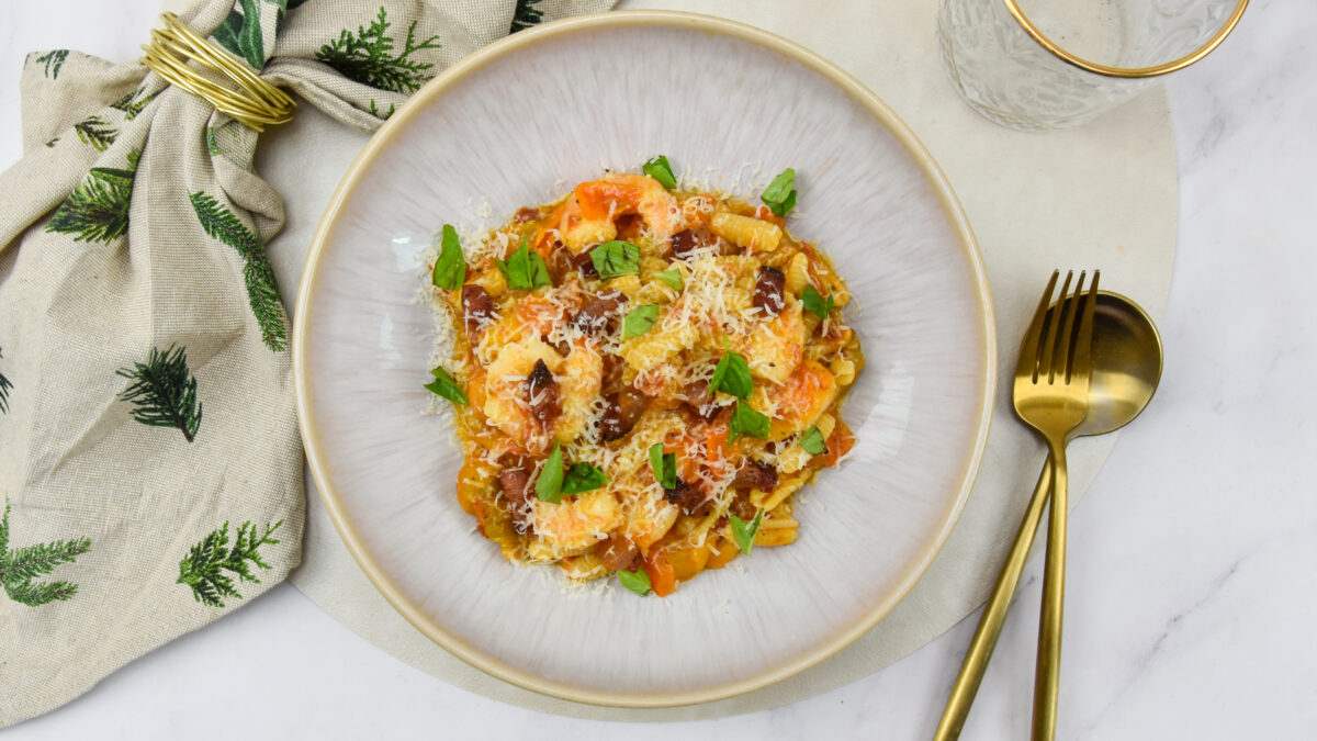 Pasta met gamba's en guanciale in gele cherrytomatensaus