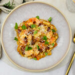 Pasta met gamba's in gele cherrytomatensaus Pasta met gamba's en guanciale in gele cherrytomatensaus