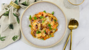 Pasta met gamba's en guanciale in gele cherrytomatensaus