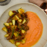 Gestoofde varkensbuik met gebakken appels en zoete aardappelpuree
