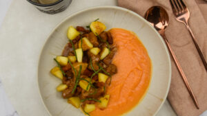 Gestoofde varkensbuik met gebakken appels en zoete aardappelpuree