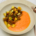 Gestoofde varkensbuik met gebakken appels en zoete aardappelpuree