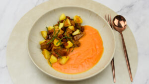 Gestoofde varkensbuik met gebakken appels en zoete aardappelpuree