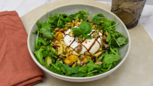 Pasta met geroosterde tomaatjes, burrata en pistache