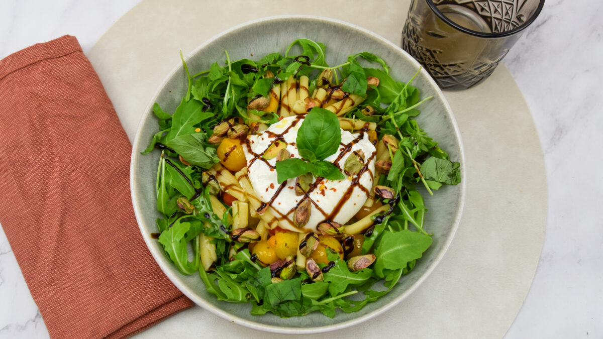Pasta met geroosterde tomaatjes, burrata en pistache