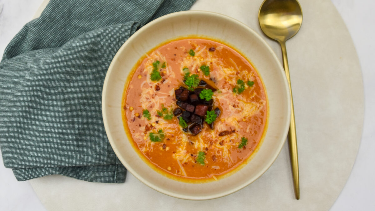 Spaanse tomatensoep met chorizo en manchego