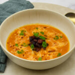 Spaanse tomatensoep met chorizo en manchego