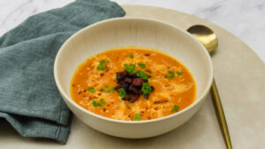 Spaanse tomatensoep met chorizo en manchego